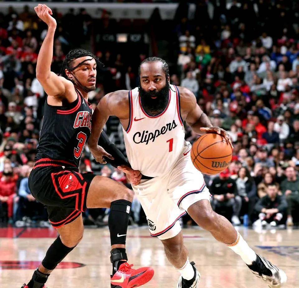  哈登回归赛场，关键助攻首场状态亮眼，热火观众沸腾！-AYX CHINA